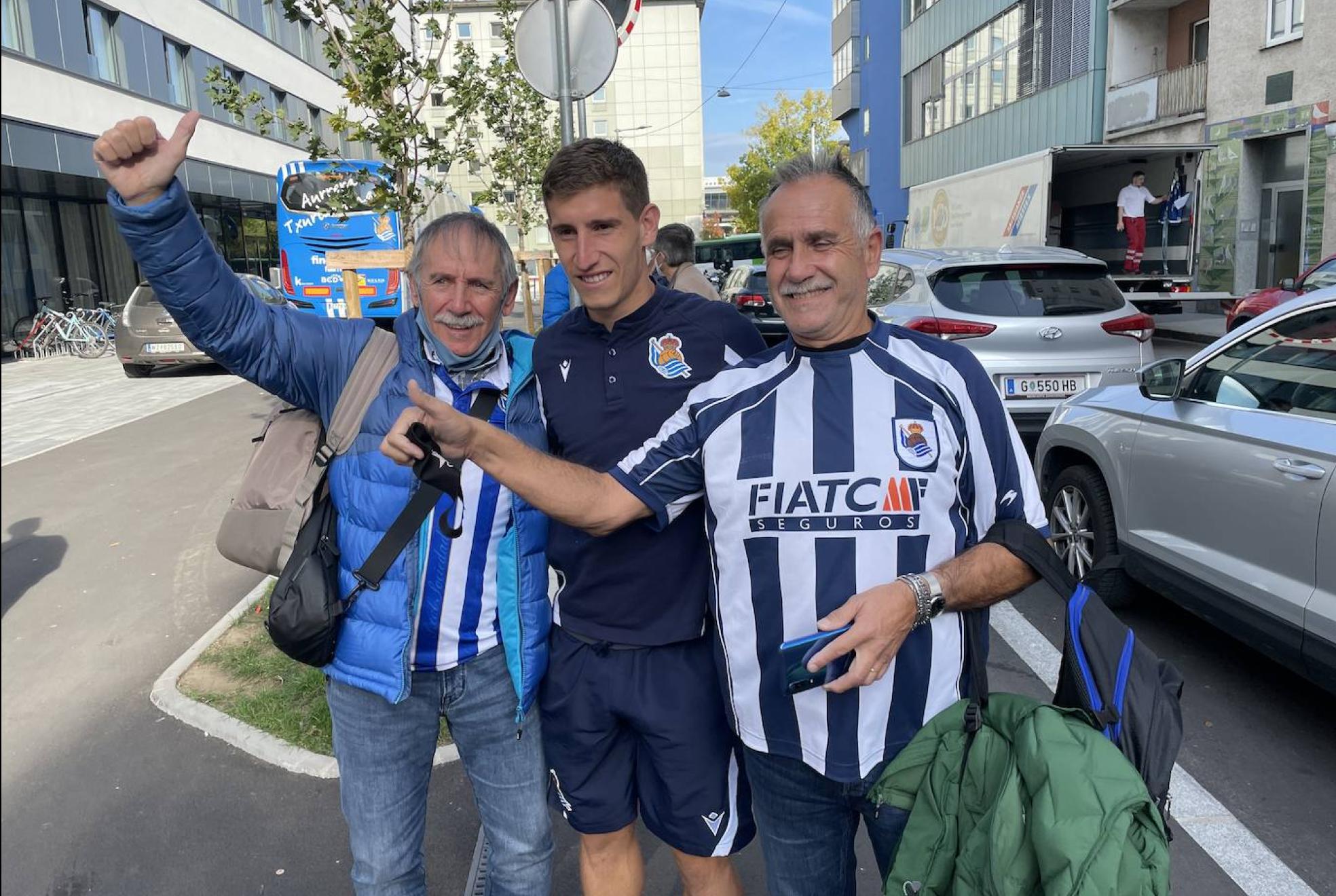 Aihen Muñoz con varios seguidores txuri-urdin esta mañana en Graz