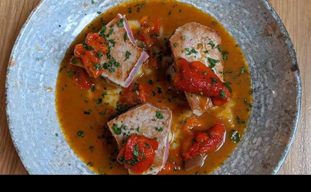 Una imagen de archivo de atún con tomate. 