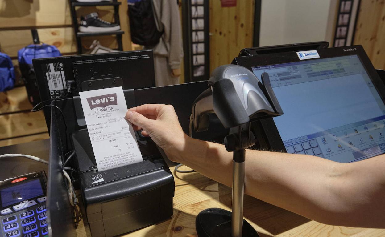 Un comercio de ropa de San Sebastián emite una factura con su terminal punto de venta.