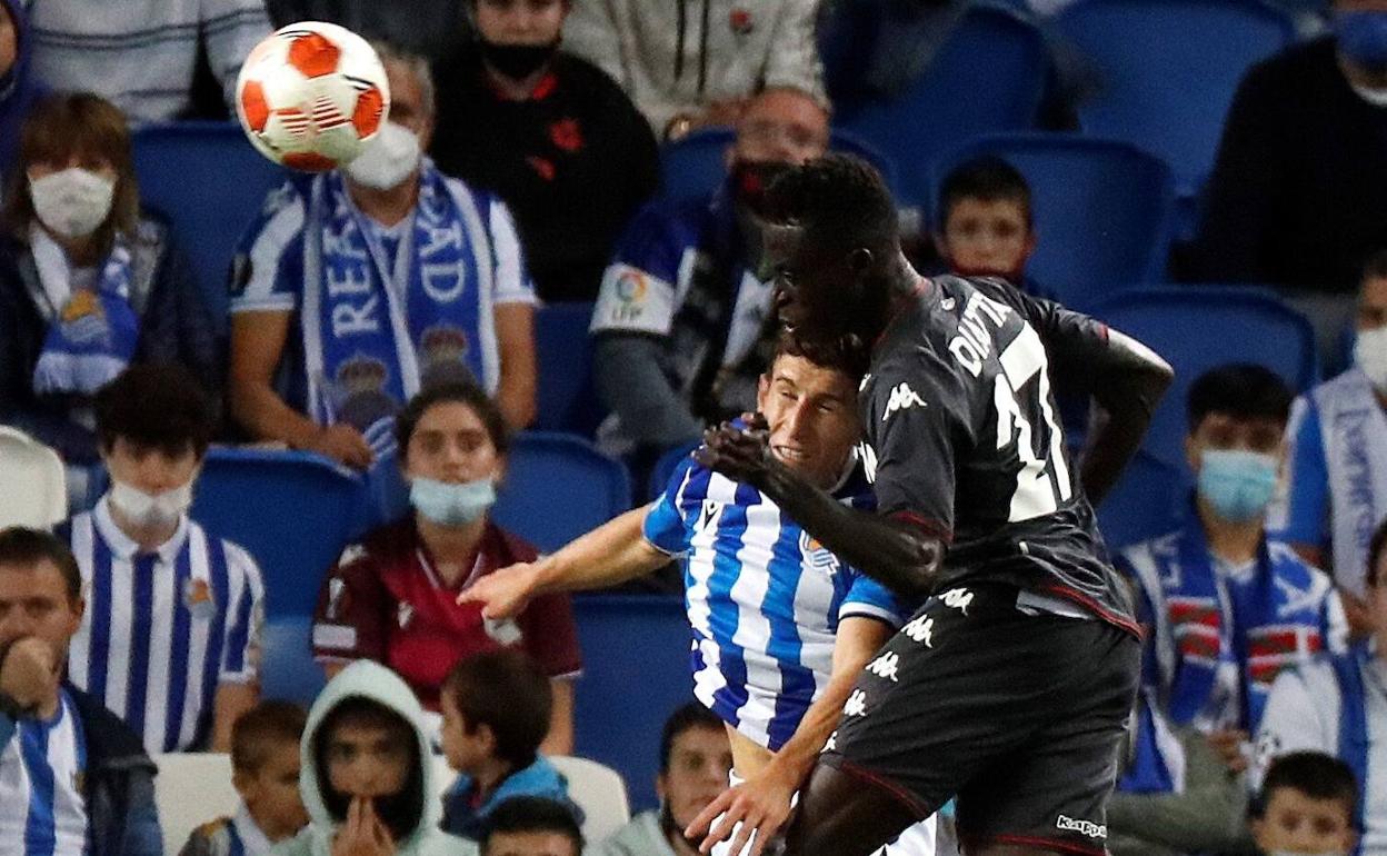 Aihen pugna por un balón con el senegalés Krepin Diatta, en el choque ante el Monaco en el Reale Arena. 