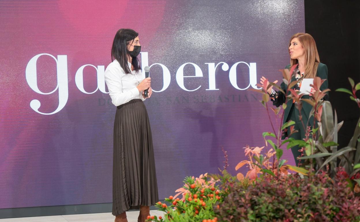 La gerente de Garbera, Nuria Vegas, con Laura Chamorro. 