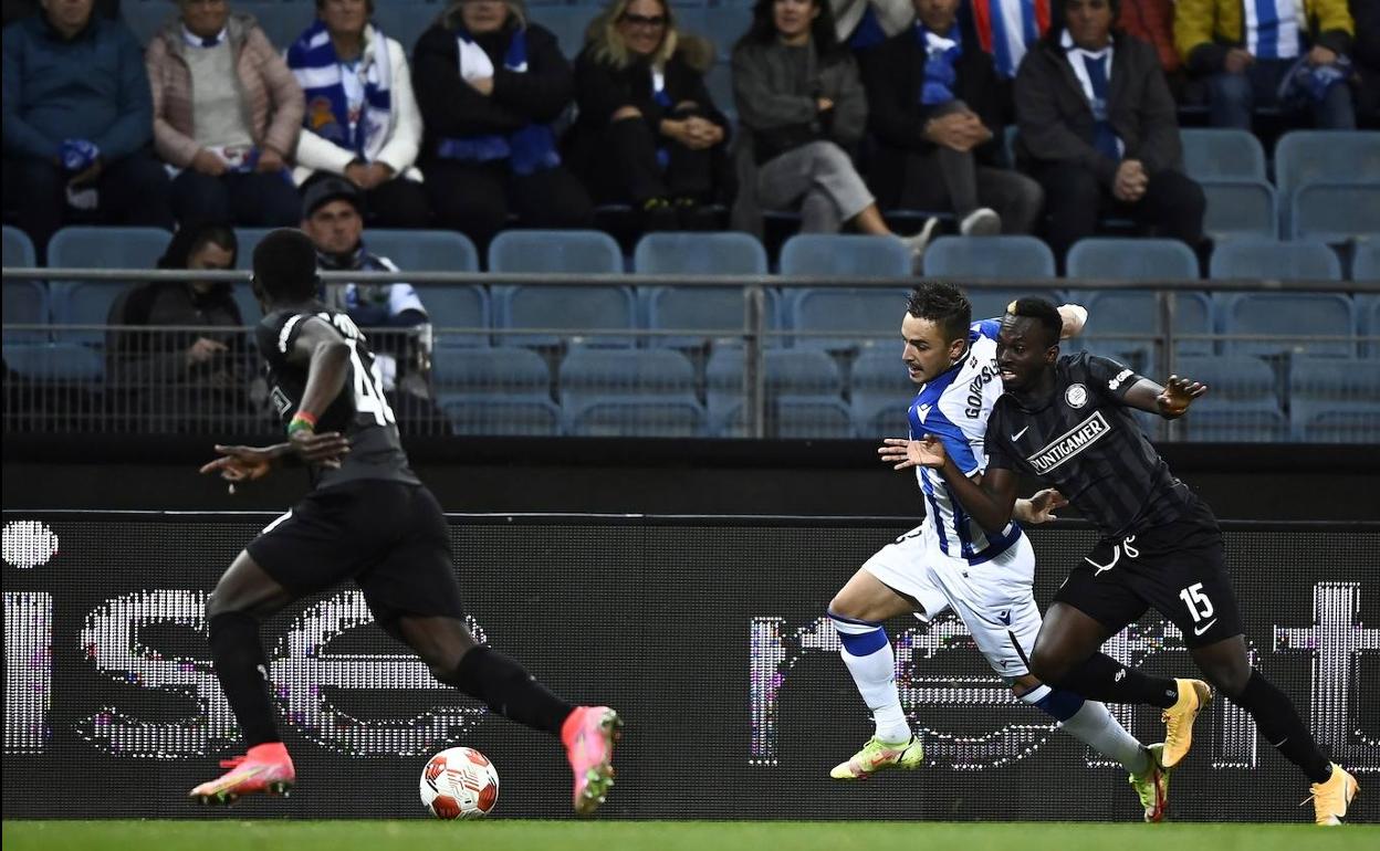 Andoni Gorosabel pugna por un balón ante el Sturm Graz. 