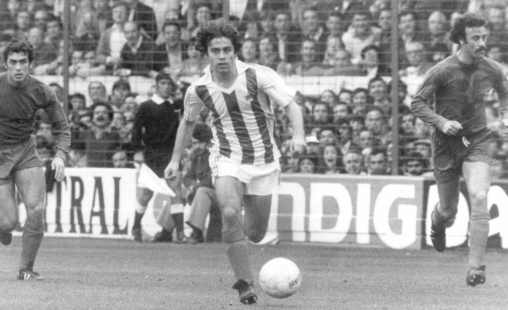 Imposible de alcanzar. López Ufarte se escapa de dos rivales madridistas en un partido disputado en el campo de Atotxa