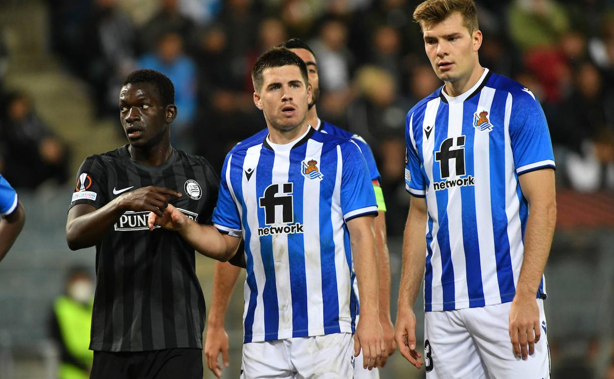 Igor Zubeldia durante el Sturm Graz - Real Sociedad junto a Sorloth.