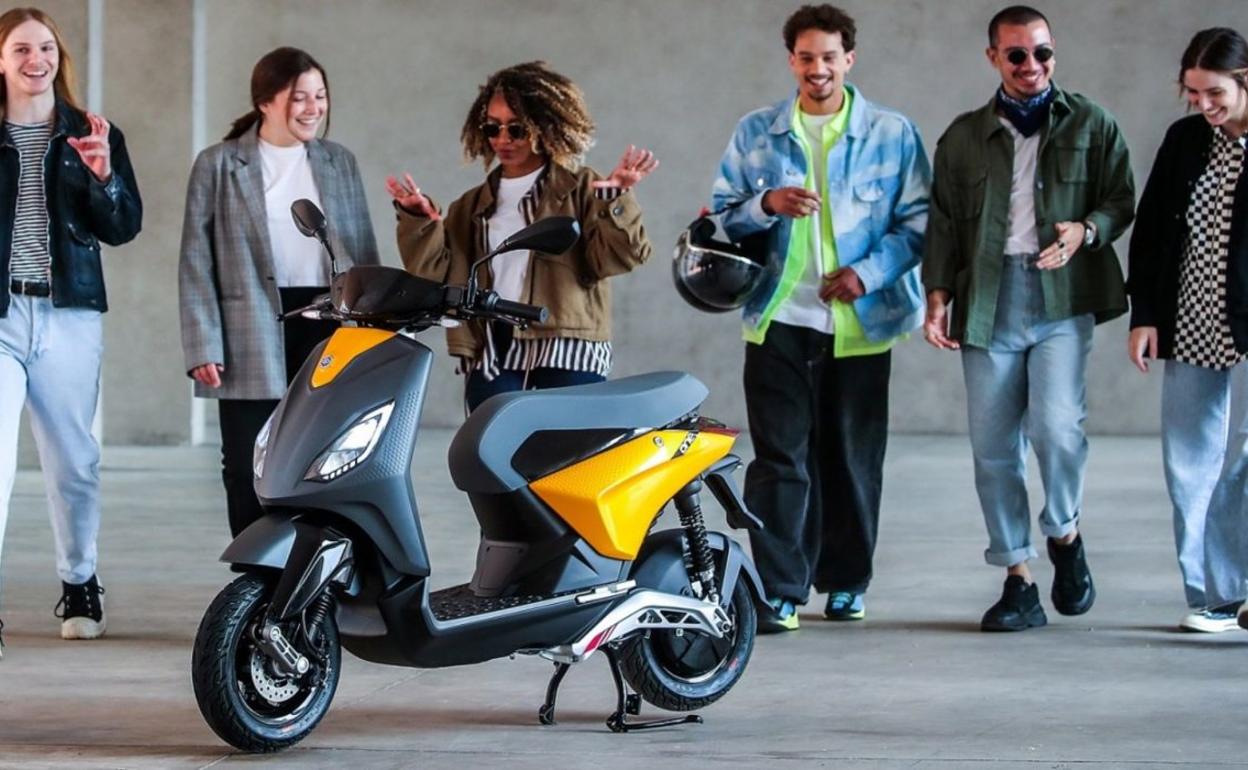 Piaggio1 es un scooter pequeño con motor 100% eléctrico y cuya batería la puedes subir a casa para recargar.