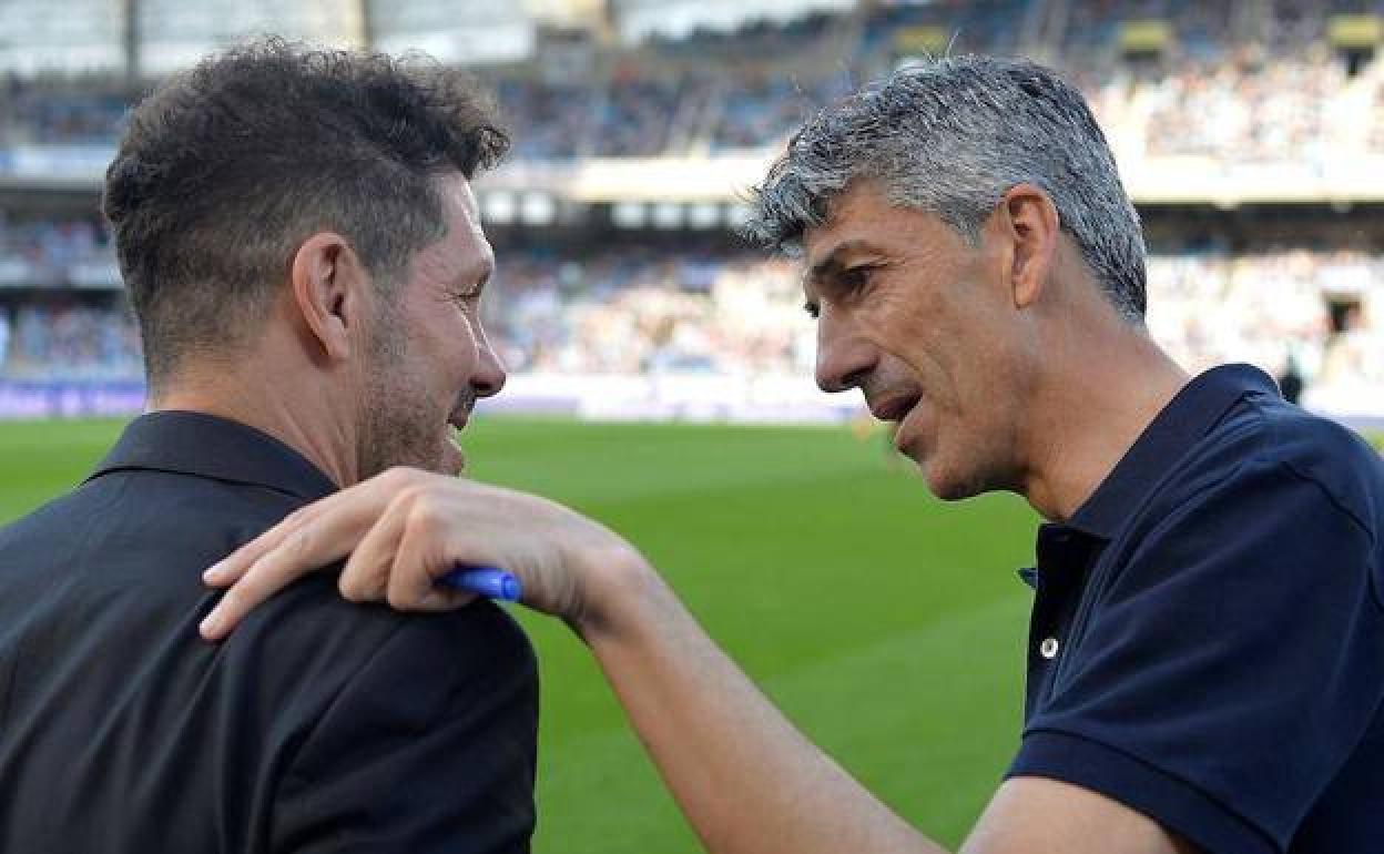 Imanol y Simeone se saludan antes del último encuentro disputado en el Reale Arena. 