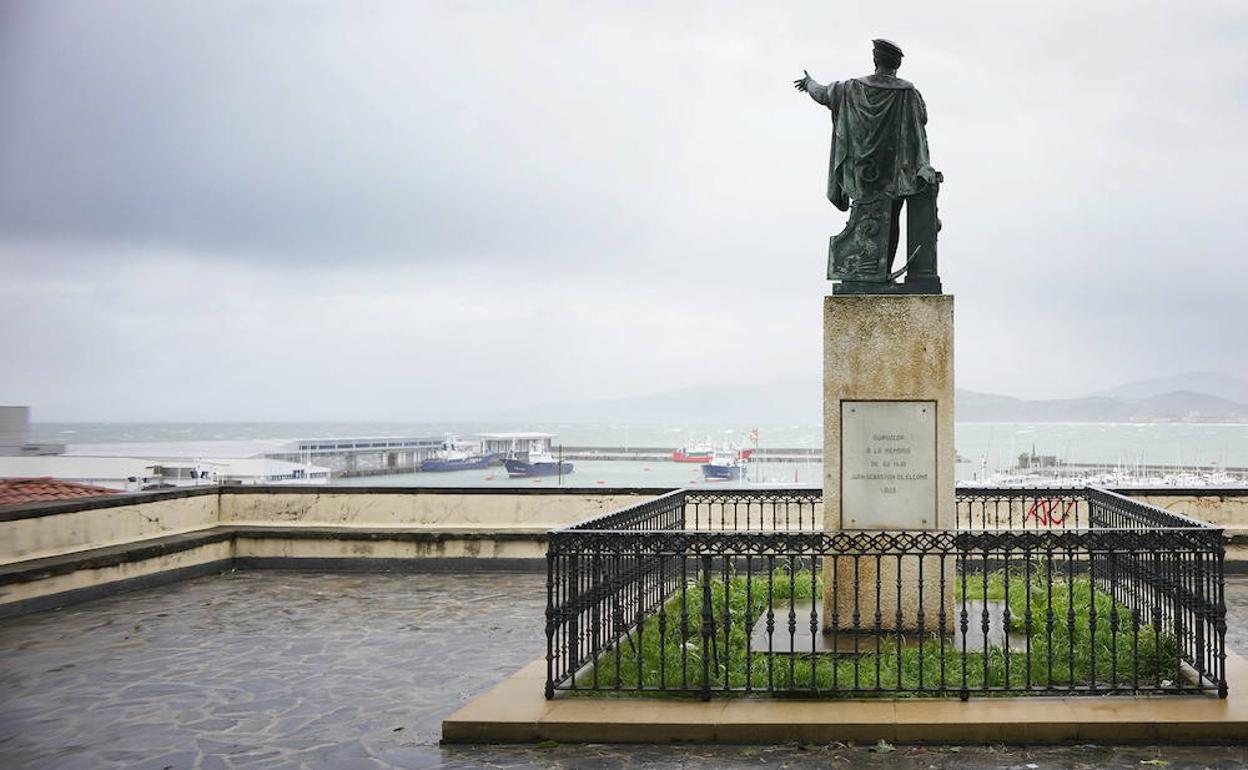 Escultura de Elcano 'asomada' al horizonte de Getaria.