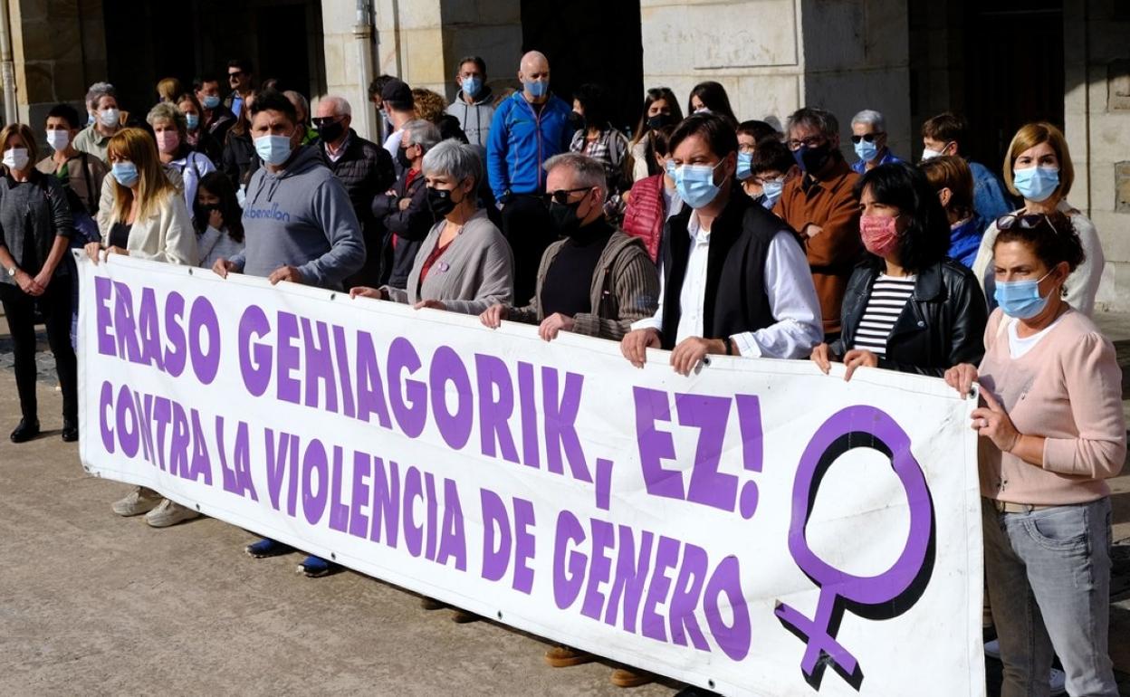 Corporativos y ciudadanía se concentraron ayer al mediodía delante del ayuntamiento. 