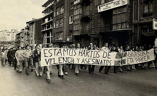 Imagen principal - Cabecera de la manifestación por la paz celebrada en Portugalete el 28 de junio de 1978. Imagen del incendio de un autobús incluida en la exposición. Cartel de Oteiza (1987).