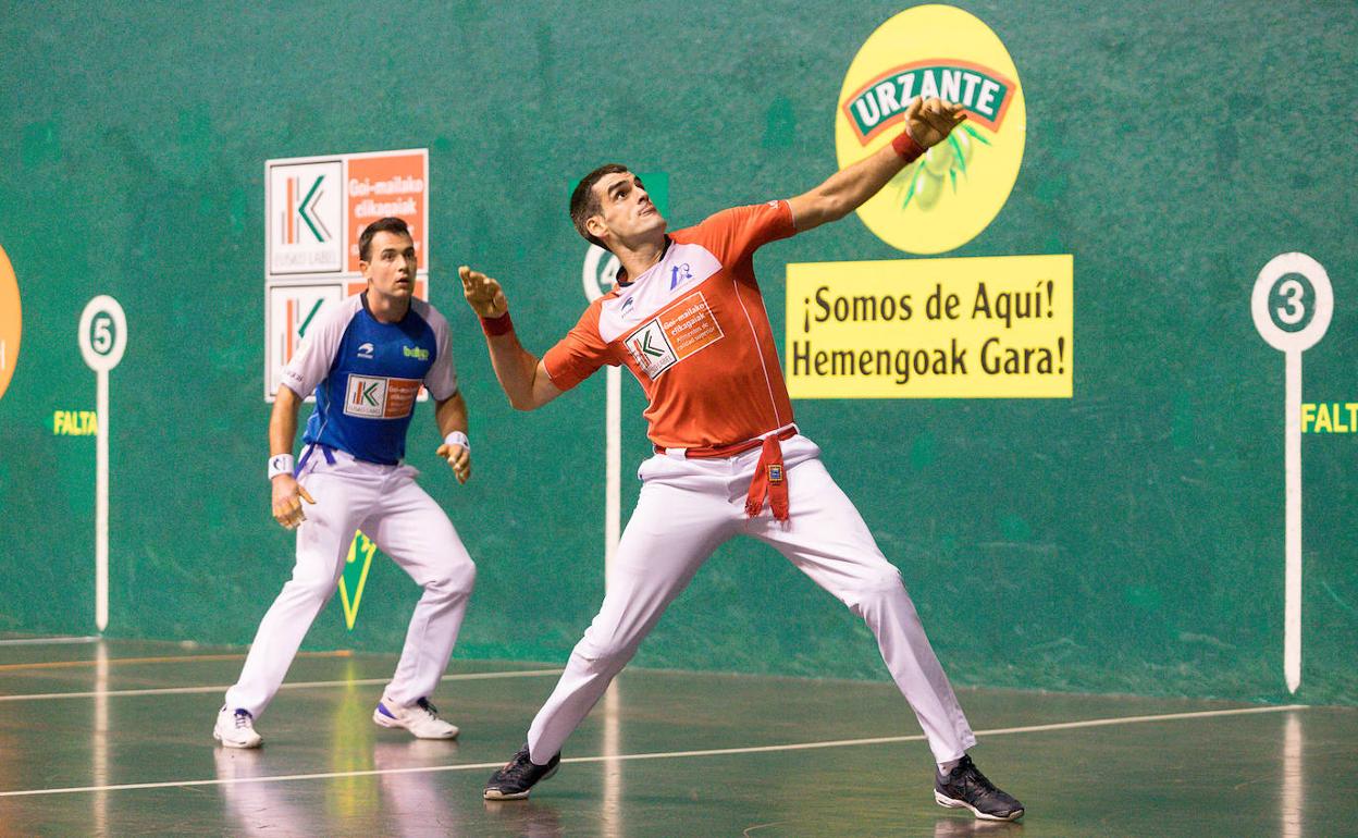 Jaka, atento a la volea de Ezkurdia, en el partido de ayer en el Astelena.. 