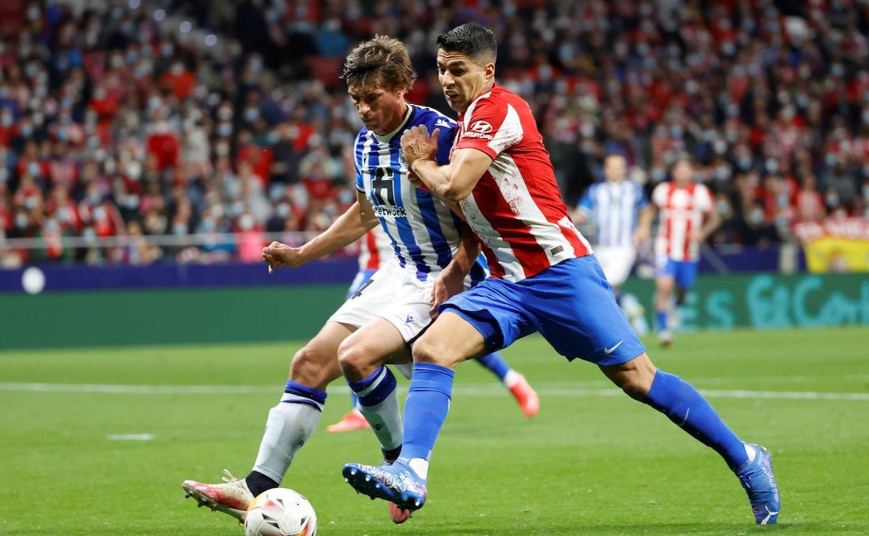 Le Normand pugna por el balón con Suárez.