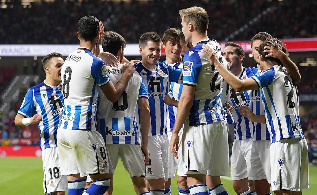 Los jugadores de la Real abrazan a Sorloth después de que el noruego marcase su primer gol como txuri-urdin. 