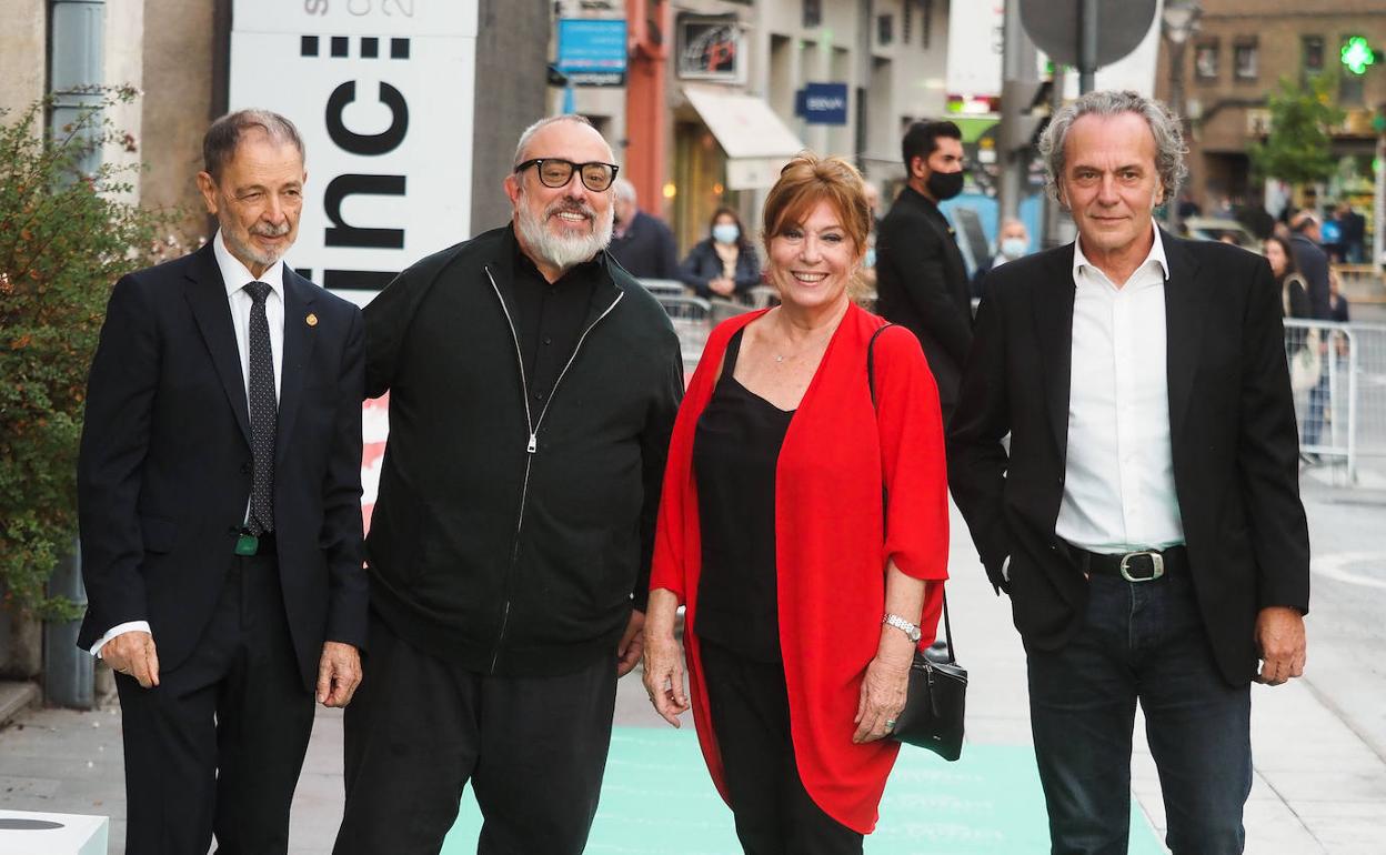 l actor José Luis Alcaine; el director Álex de la Iglesia; la actriz Mercedes Sampietro y el actor José Coronado, posan a su llegada a la alfombra verde 