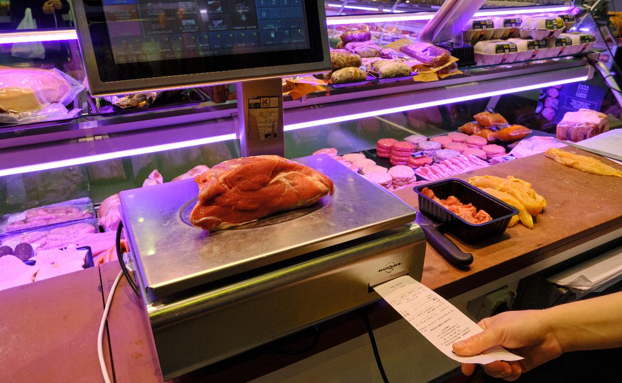 Una carnicería donostiarra emite un ticket en su báscula digitalizada. 