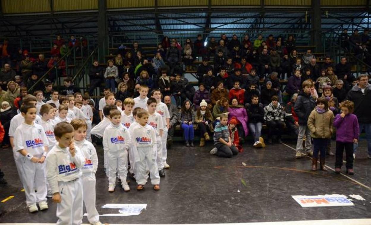 Vuelve la pelota a mano parejas. 