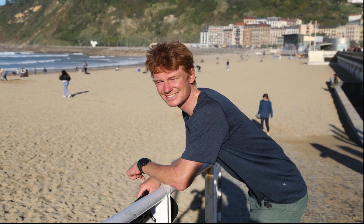 Jack Haig, ayer en la playa de La Zurriola, en San Sebastián. 