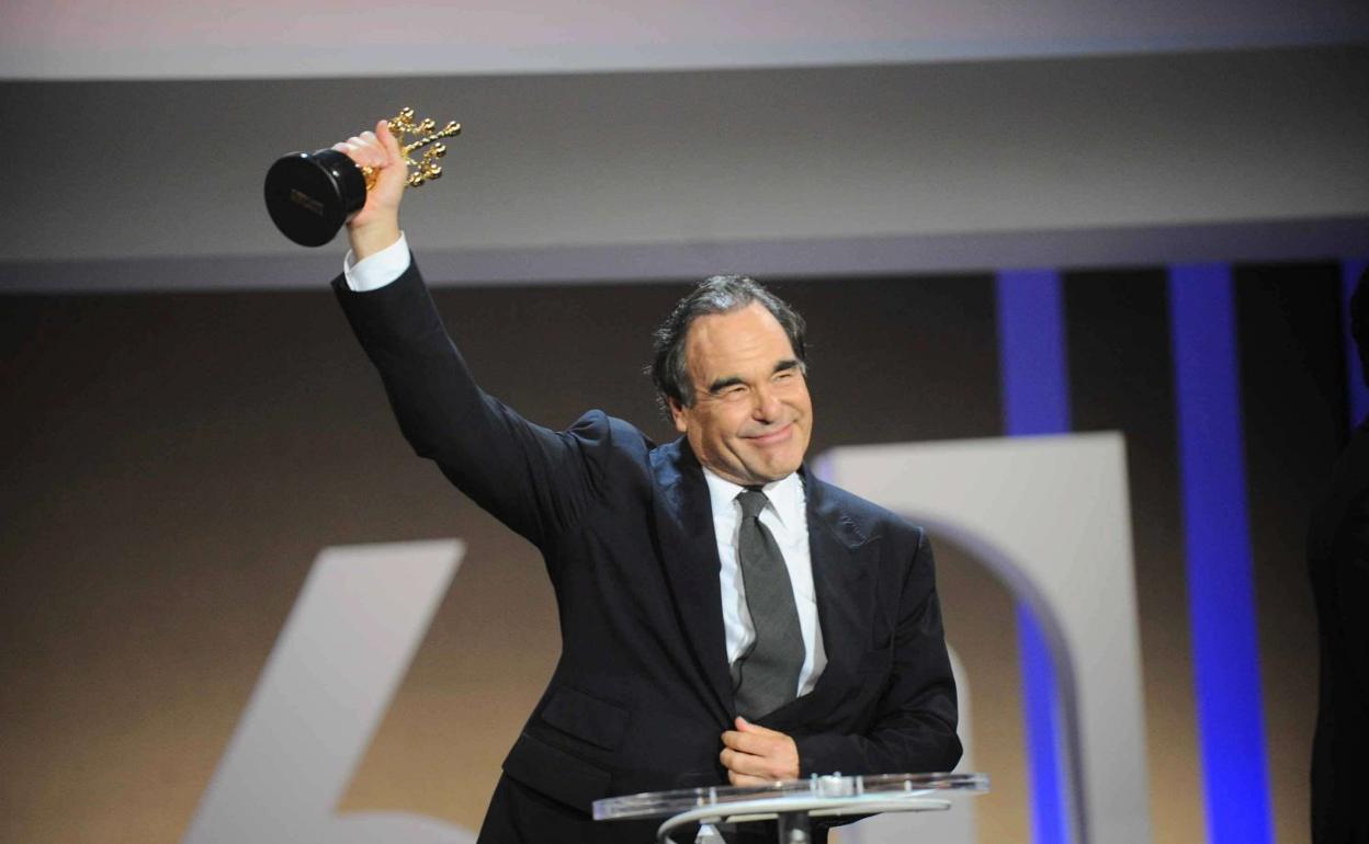 El director recibe su premio Donostia en 2012. 