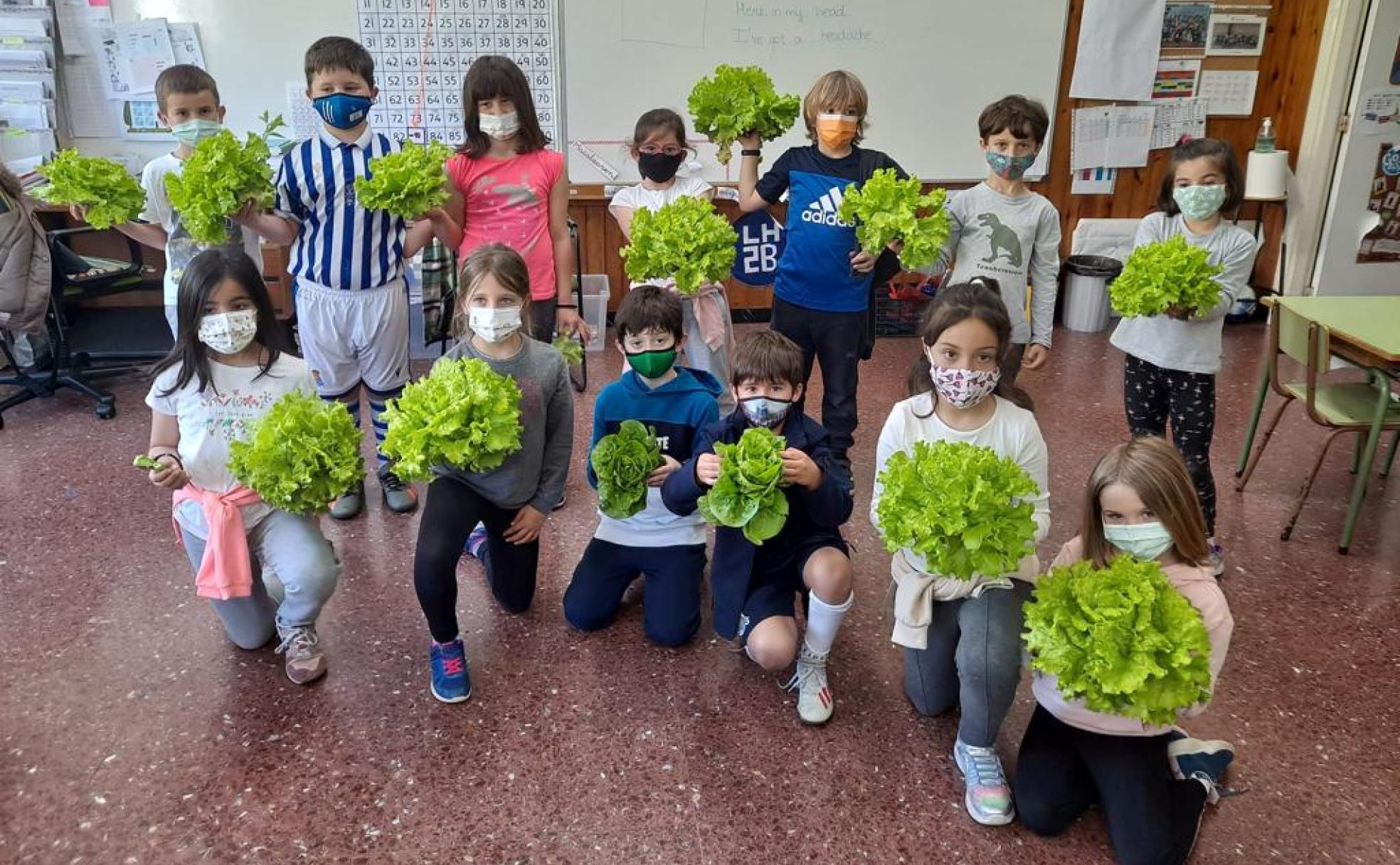 Axularko ikasleek baratzeko elikagaiak jasotzen dituzte.