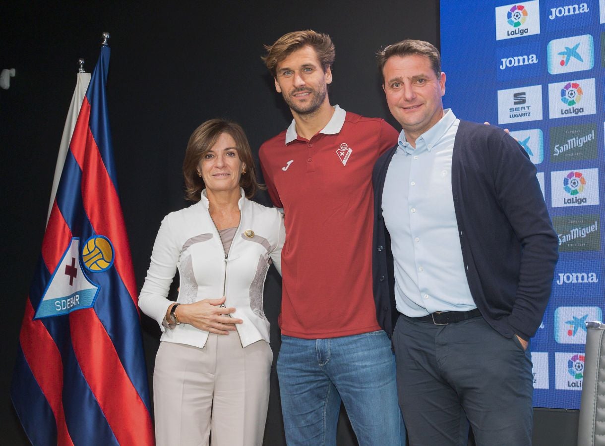 Fotos: Llorente se viste por primera vez de azulgrana