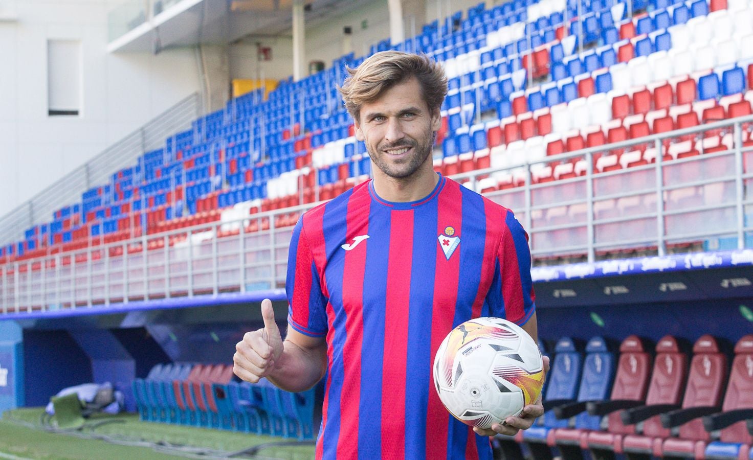 Fotos: Llorente se viste por primera vez de azulgrana