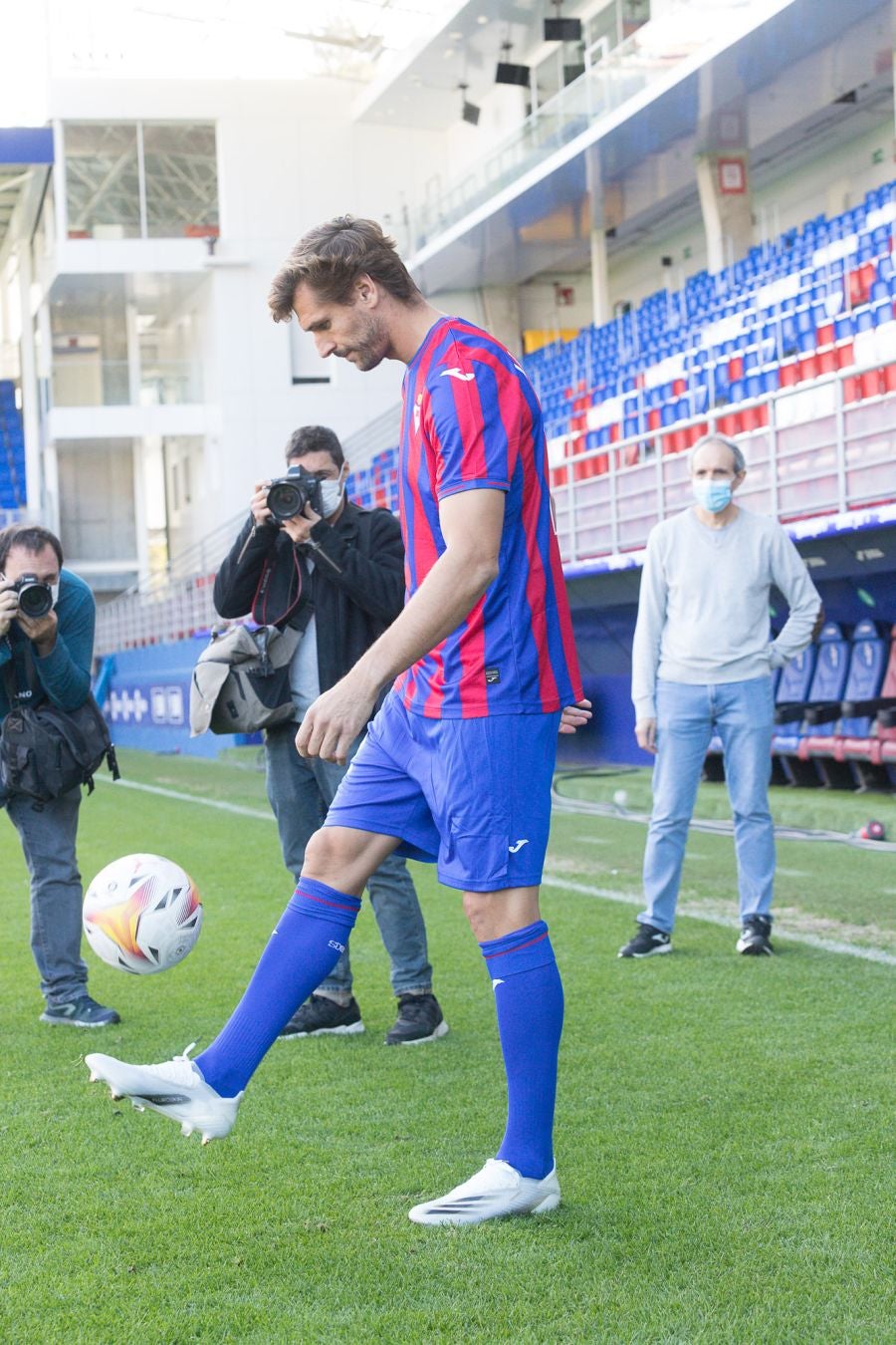 Fotos: Llorente se viste por primera vez de azulgrana