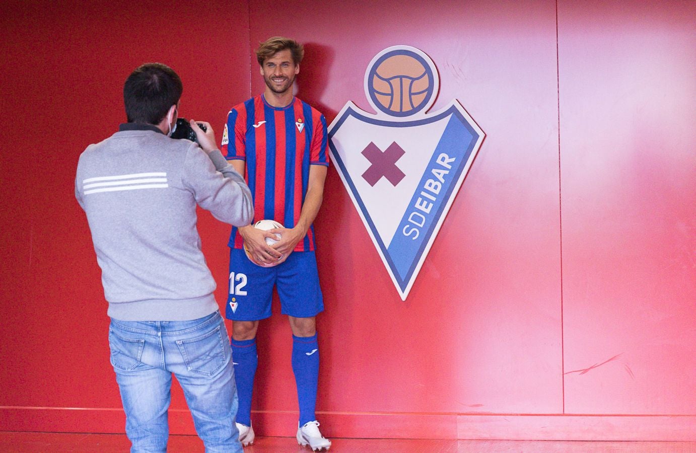 Fotos: Llorente se viste por primera vez de azulgrana