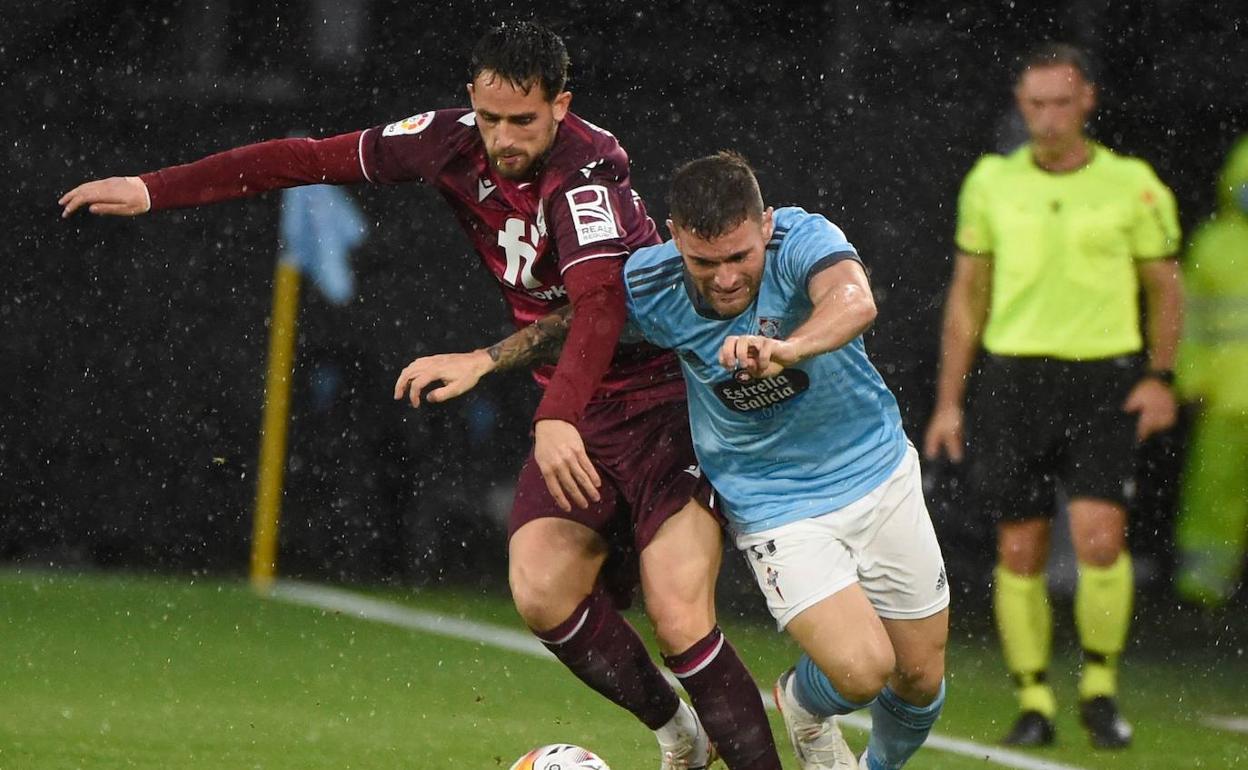 Januzaj y Javi Galán luchan por un balón.