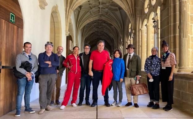 Oliver Stone y su esposa Su jung Jung, en el centro de la imagen, junto a sus acompañantes en el claustro de San Telmo. 