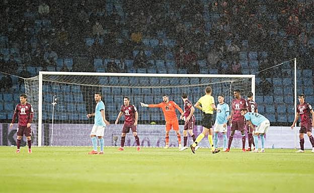 Ryan reclama algo a sus compañeros a la espera de que el Celta saque un córner ayer en Balaídos, donde llovió durante el transcurso del partido. 