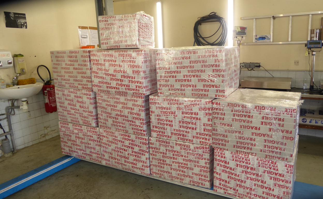 Las cajas que escondía el cannabis.