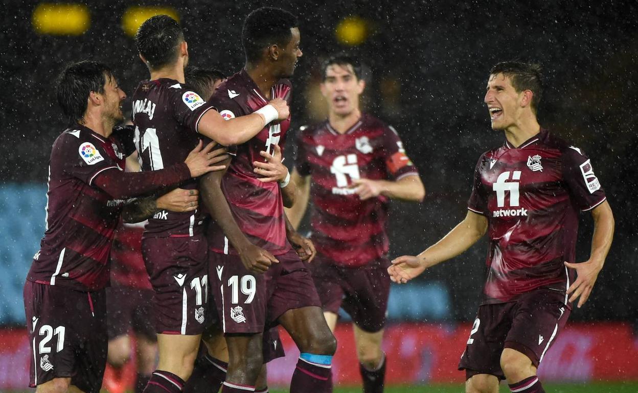 Los jugadores de la Real celebran el gol de Isak ante el Celta. 
