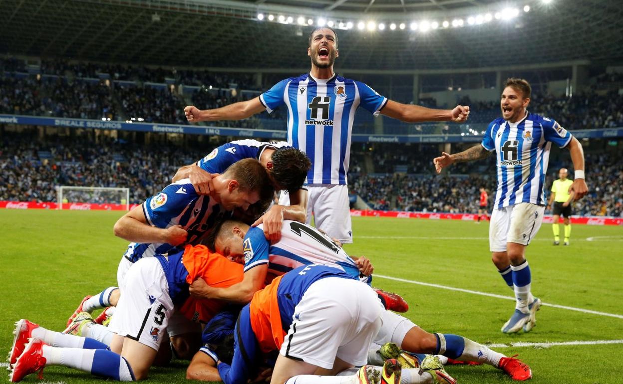 Los jugadores de la Real, con Merino desatado, celebran el gol de Lobete al Mallorca. 