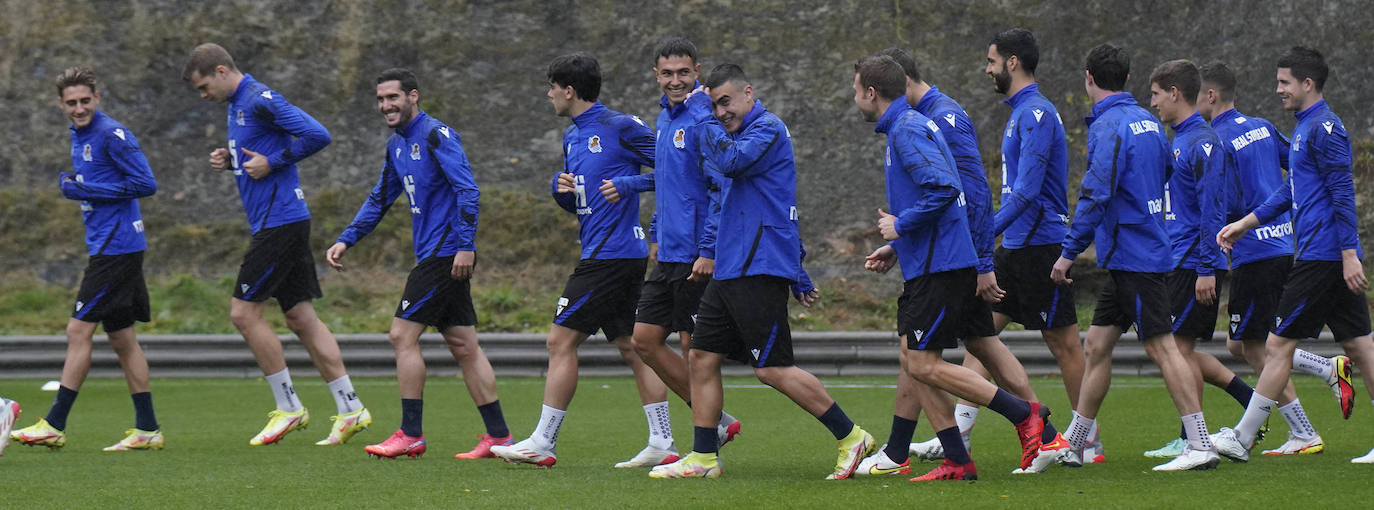 Barrenetxea controla un balón en el entrenamiento de esta mañana en Zubieta. 