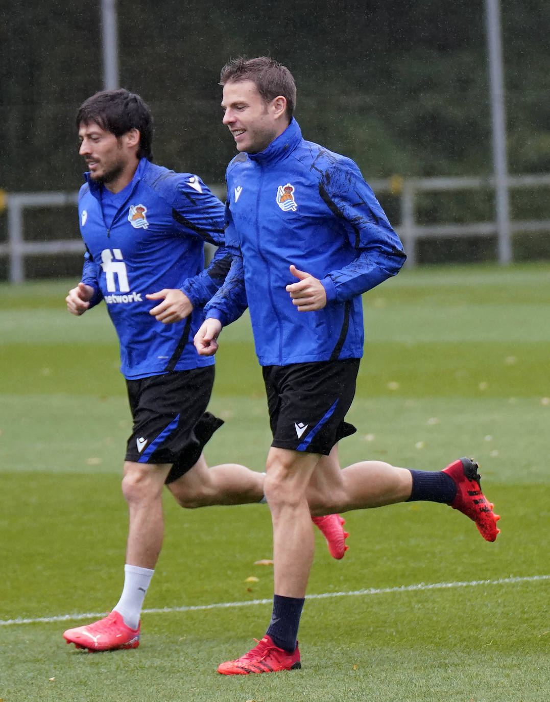 Barrenetxea controla un balón en el entrenamiento de esta mañana en Zubieta. 