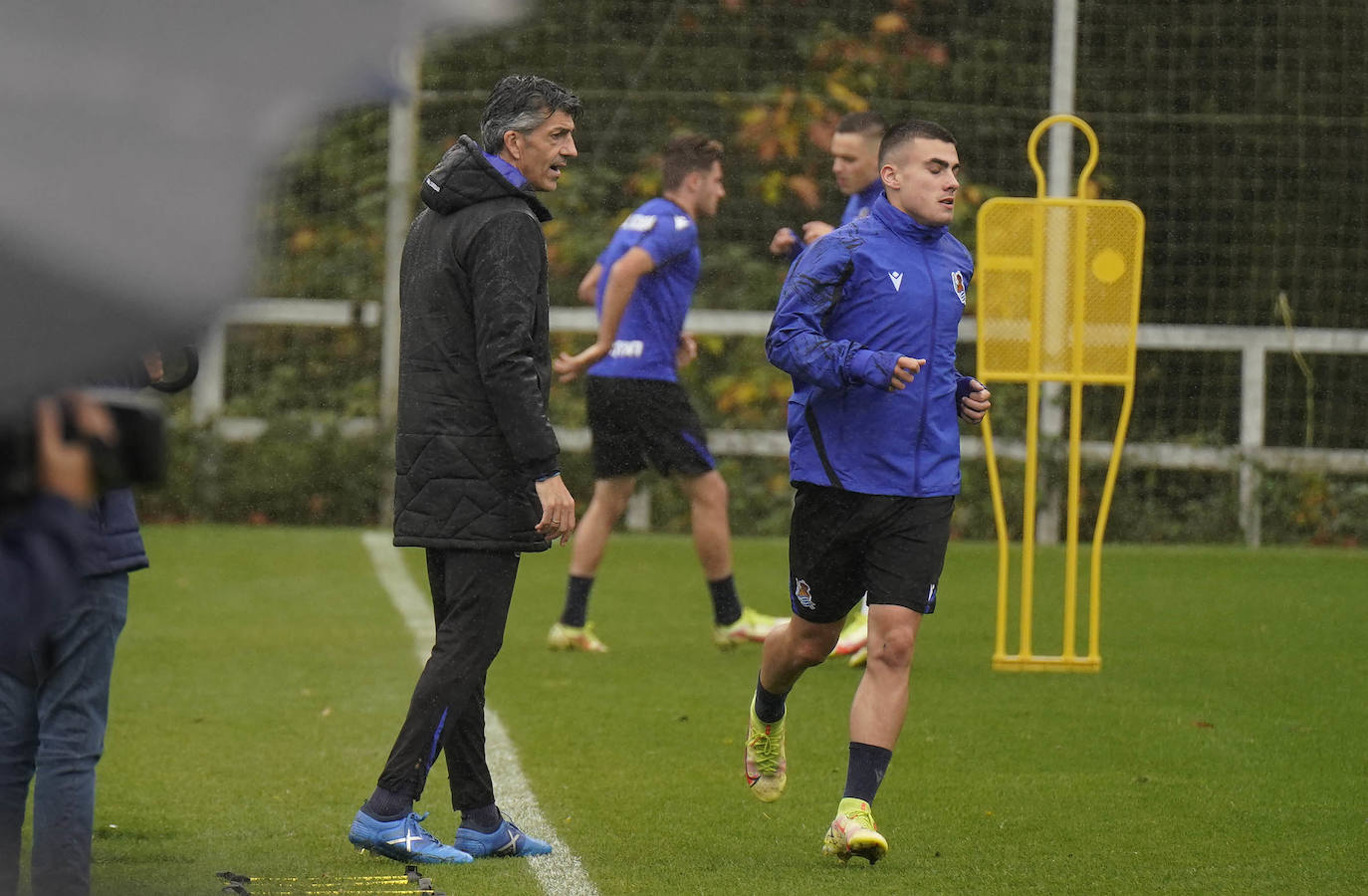 Barrenetxea controla un balón en el entrenamiento de esta mañana en Zubieta. 