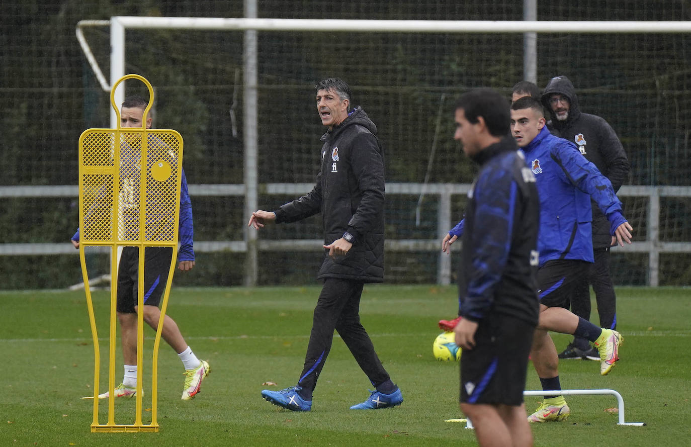 Barrenetxea controla un balón en el entrenamiento de esta mañana en Zubieta. 