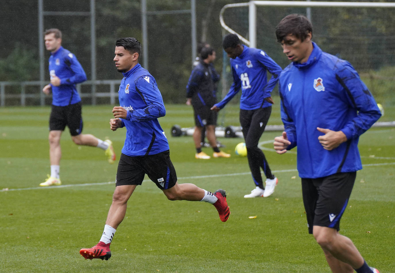 Barrenetxea controla un balón en el entrenamiento de esta mañana en Zubieta. 