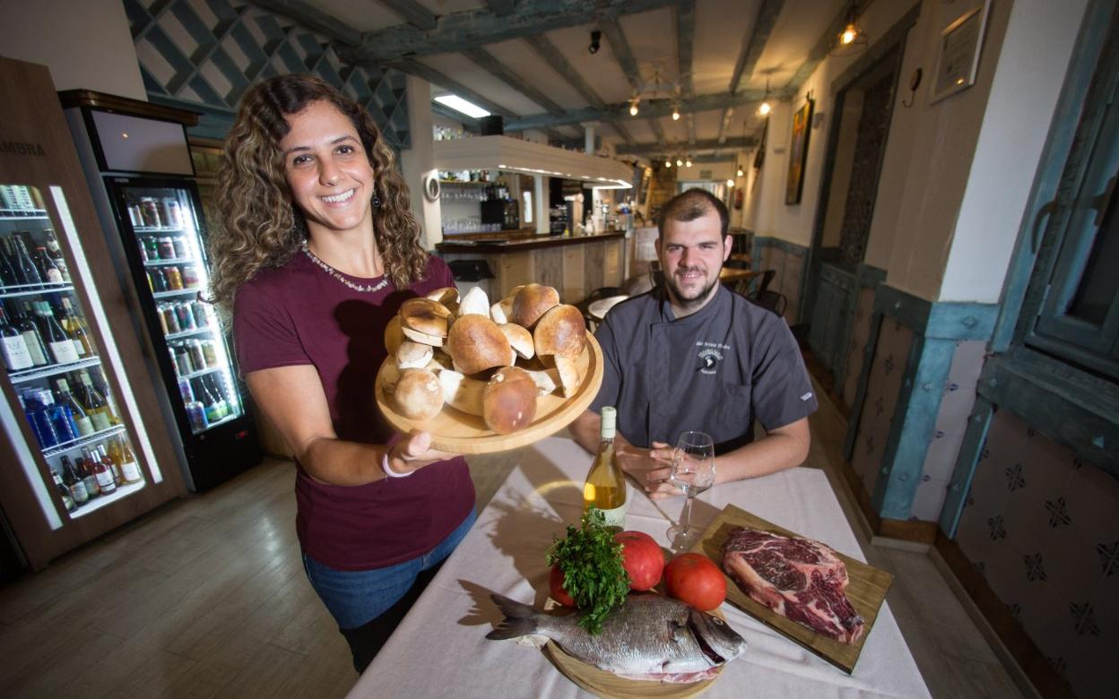 Taliska Levich y Adur Arrieta se desviven para que nadie pase hambre ni sed en su Tatapas Gastroteka de Hondarribia. 