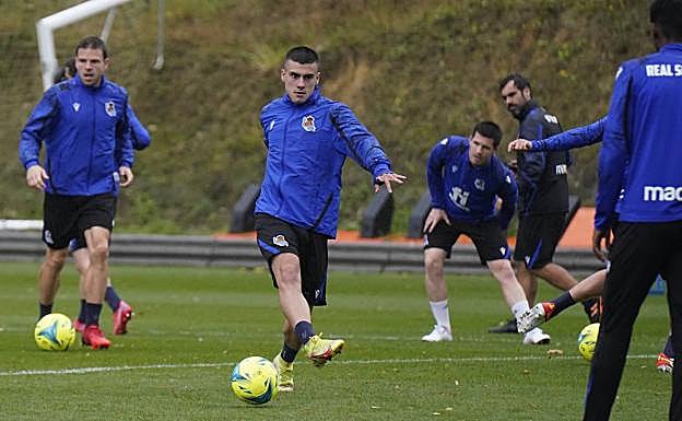 Illarramendi, Barrenetxea, Zubeldia e Isak (de espaldas), durante el entrenamiento de este sábado en Zubieta. 