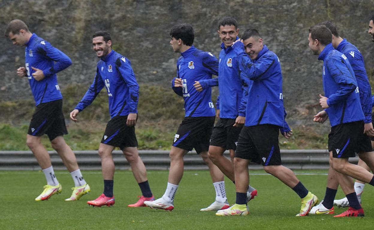 Mikel Oyarzabal, ausente del grupo esta mañana en Zubieta, mientras que Barrenetxea ha entrenado con normalidad.