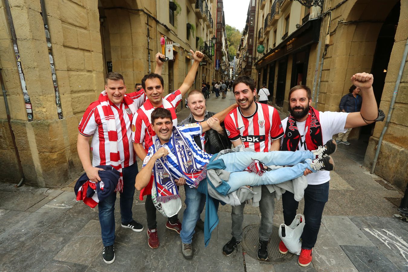 Fotos Real Sociedad - Athletic: Gran ambiente en los alrededores de Anoeta antes del derbi