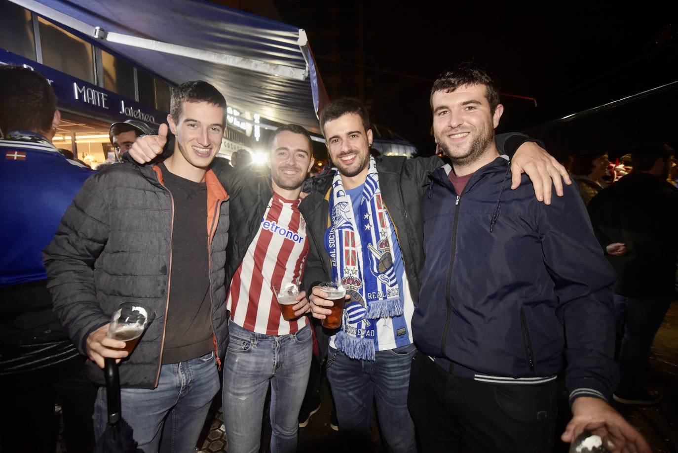 Fotos Real Sociedad - Athletic: Gran ambiente en los alrededores de Anoeta antes del derbi