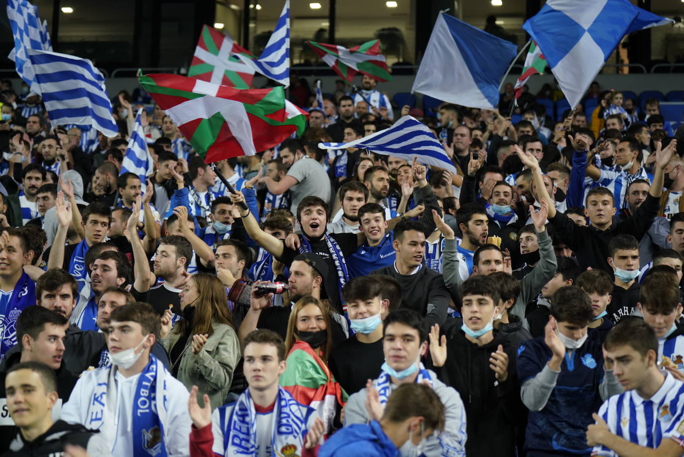 Fotos: Ambiente espectacular en Anoeta para disfrutar del derbi