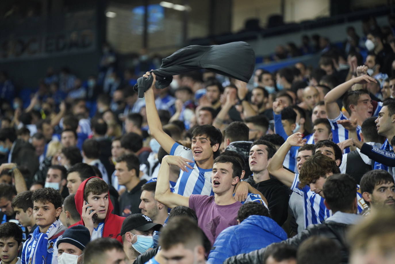 Fotos: Ambiente espectacular en Anoeta para disfrutar del derbi