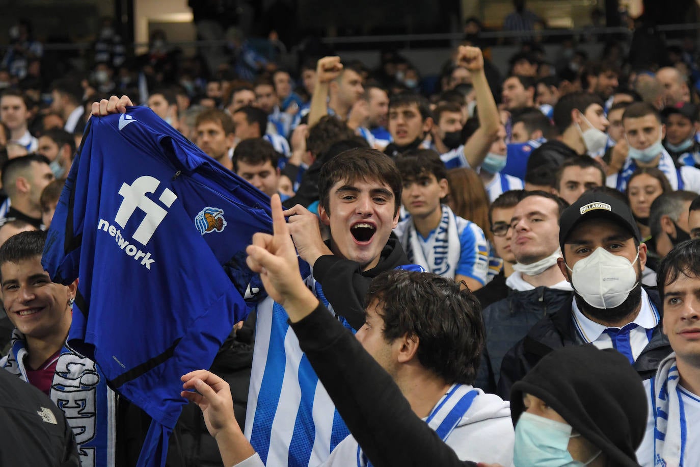 Fotos: Ambiente espectacular en Anoeta para disfrutar del derbi