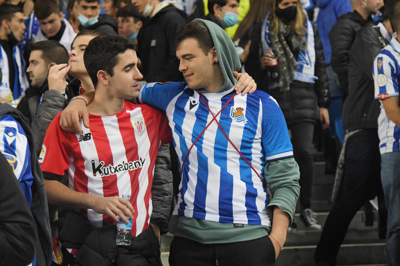 Fotos: Ambiente espectacular en Anoeta para disfrutar del derbi