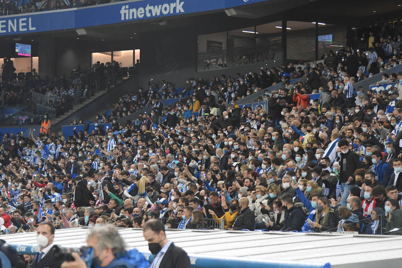 Fotos: Ambiente espectacular en Anoeta para disfrutar del derbi
