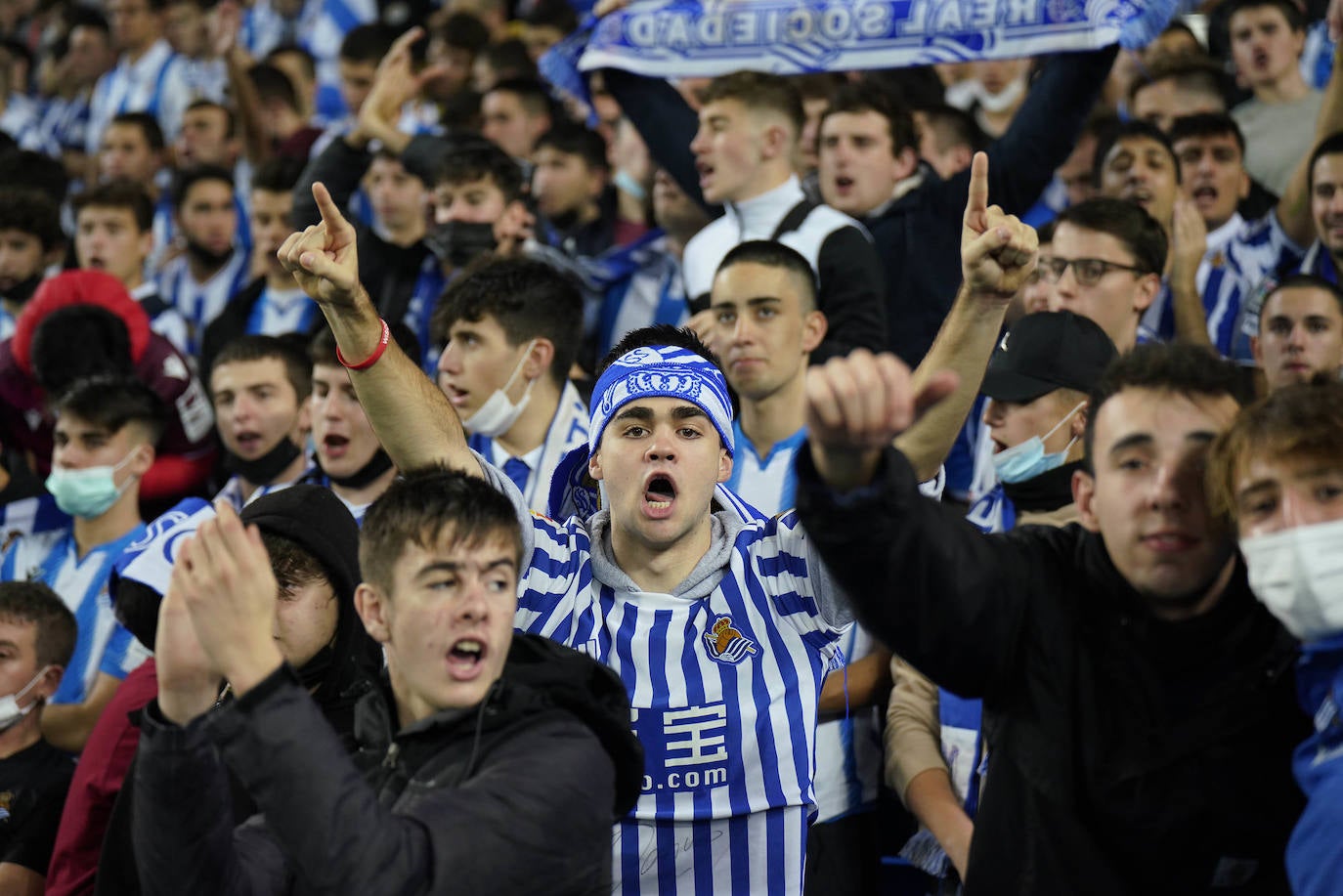 Fotos: Ambiente espectacular en Anoeta para disfrutar del derbi
