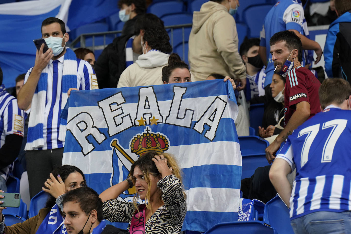 Fotos: Ambiente espectacular en Anoeta para disfrutar del derbi