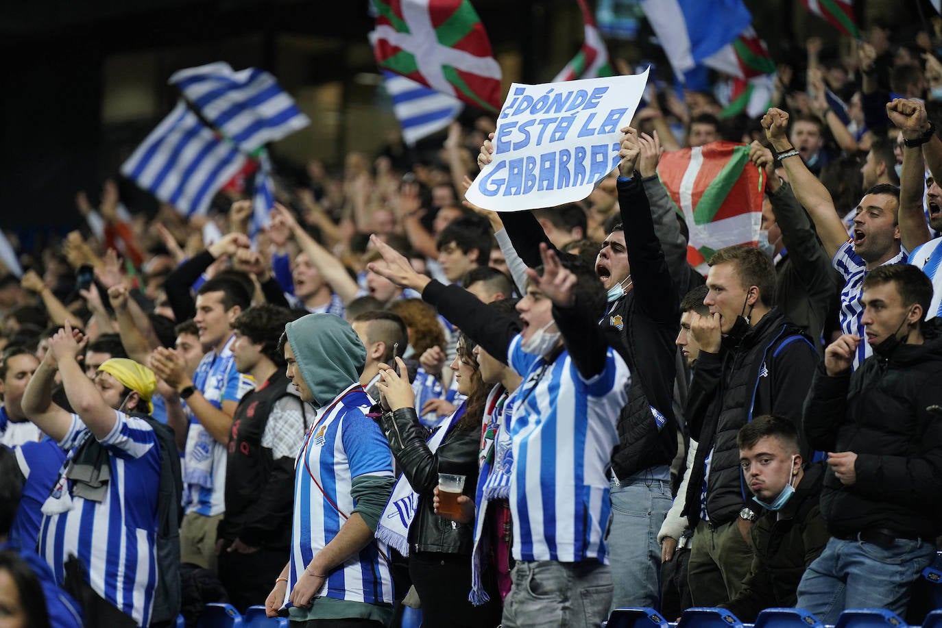 Fotos: Ambiente espectacular en Anoeta para disfrutar del derbi